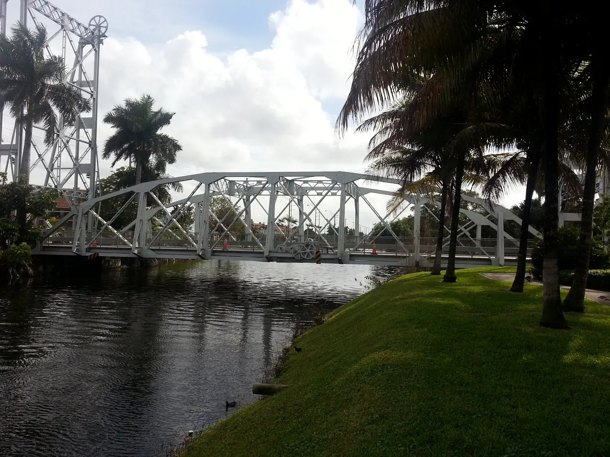 Hialeah, Florida — puente histórico junto al canal