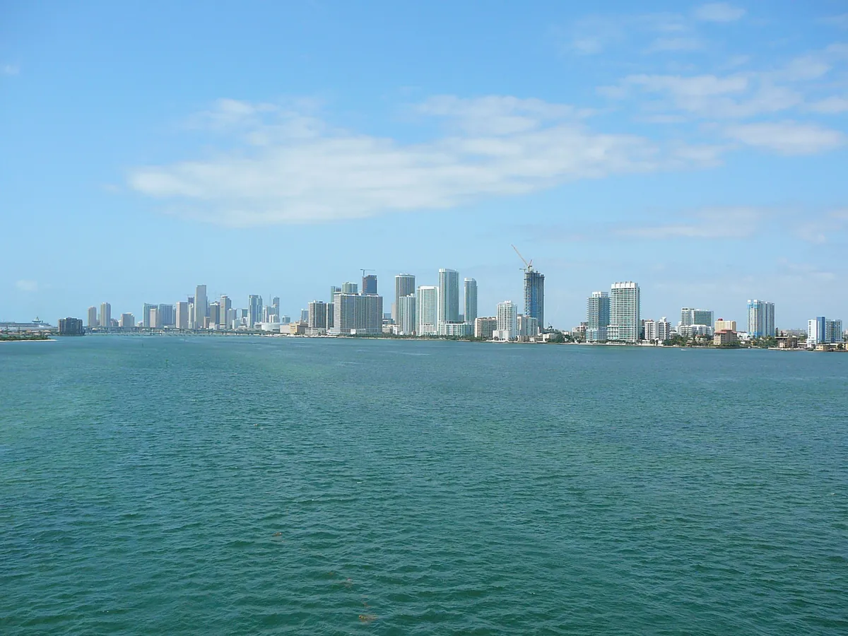 Miami, Florida — skyline sobre Biscayne Bay