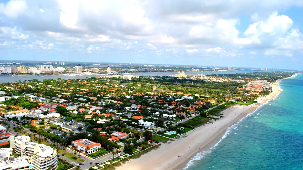 Palm Beach, Florida — vista aérea costera de residencias de lujo