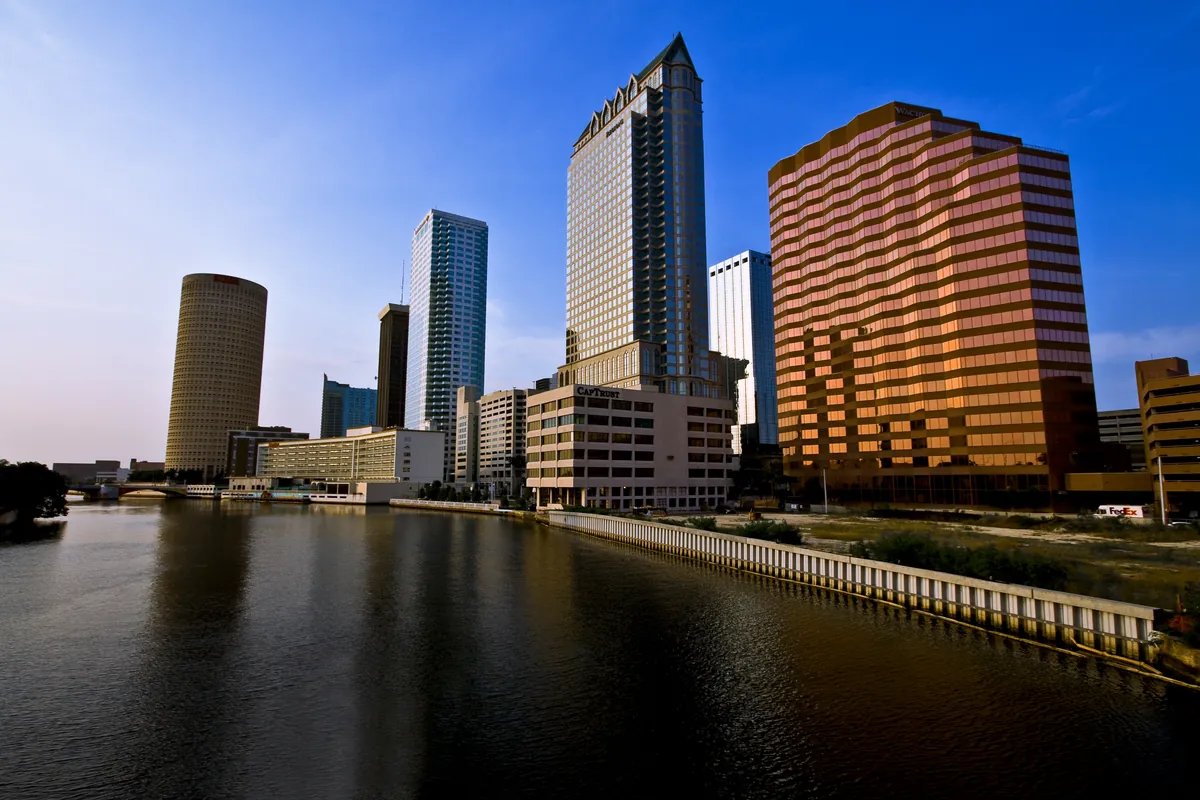 Tampa, Florida — skyline junto al río Hillsborough al atardecer