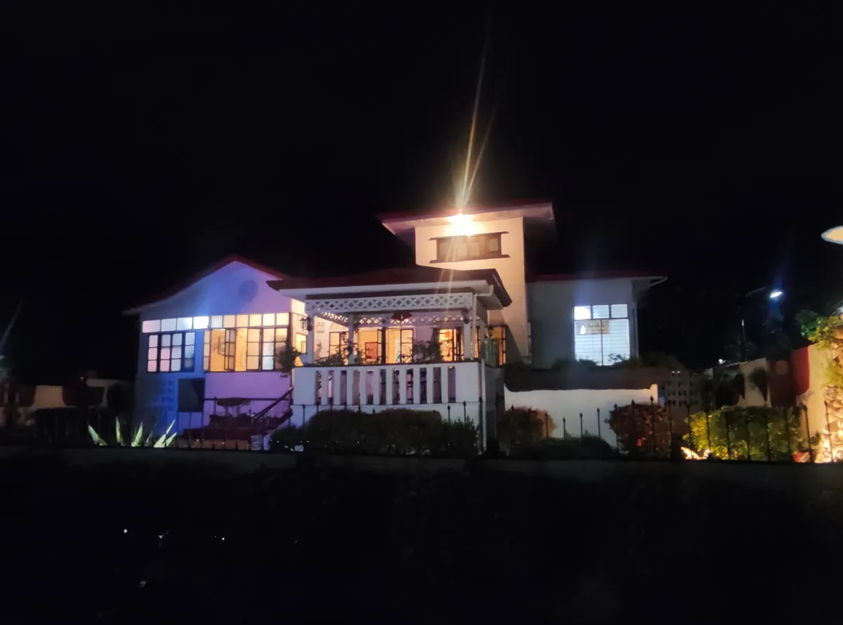 Residencia iluminada al anochecer — fotografía de referencia