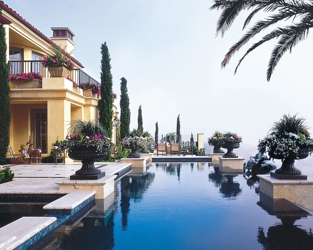 Piscina infinita frente a residencia mediterránea — fotografía de referencia