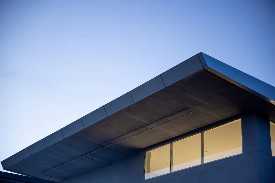 Detalle arquitectónico de cubierta al atardecer — fotografía de referencia