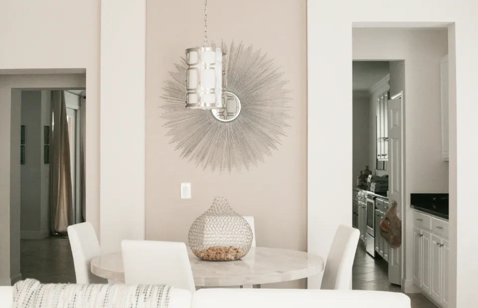 Comedor moderno con luz natural — fotografía de referencia